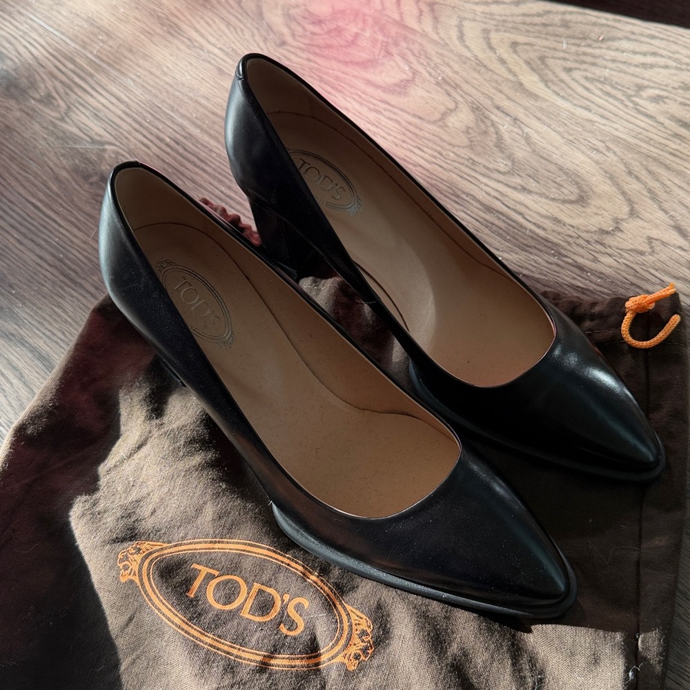 Tod's Black Leather Pumps